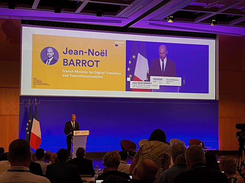 Jean-Noël Barrot, ministre délégué chargé de la transition numérique et des Télécommunications : « Notre but n’est pas seulement de renforcer la confiance numérique ou de faciliter l’accès aux services en ligne, il est également de façonner l’avenir de notre Union, un avenir où chaque citoyen est pleinement engagé dans la société numérique. Et notre expérience avec France Connect, qui compte maintenant 39 millions d’utilisateurs et 1440 services en ligne connectés, nous a montré qu’il est possible d’atteindre cet objectif. »