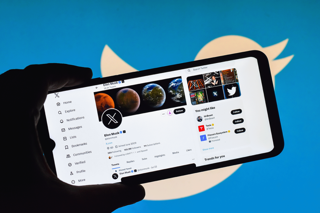 Info IT - Twitter est désormais rebaptisé « X » et abandonne son emblématique logo de l’oiseau bleu