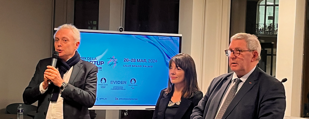 Pour la remise des prix, Guillaume Tissier, directeur du forum Incyber, Farah Rigal, Présidente du jury et Vice-présidente, Cheffe adjointe des services mondiaux de cybersécurité chez EVIDEN, ainsi que le général Watin-Augouard, fondateur de l'événement, nous donnent rendez-vous au Forum Incyber 2024, qui aura lieu les 26, 27 et 28 mars à Lille (avec M. Tissier à gauche, Mme Rigal au centre, et le général Watin-Augouard à droite).