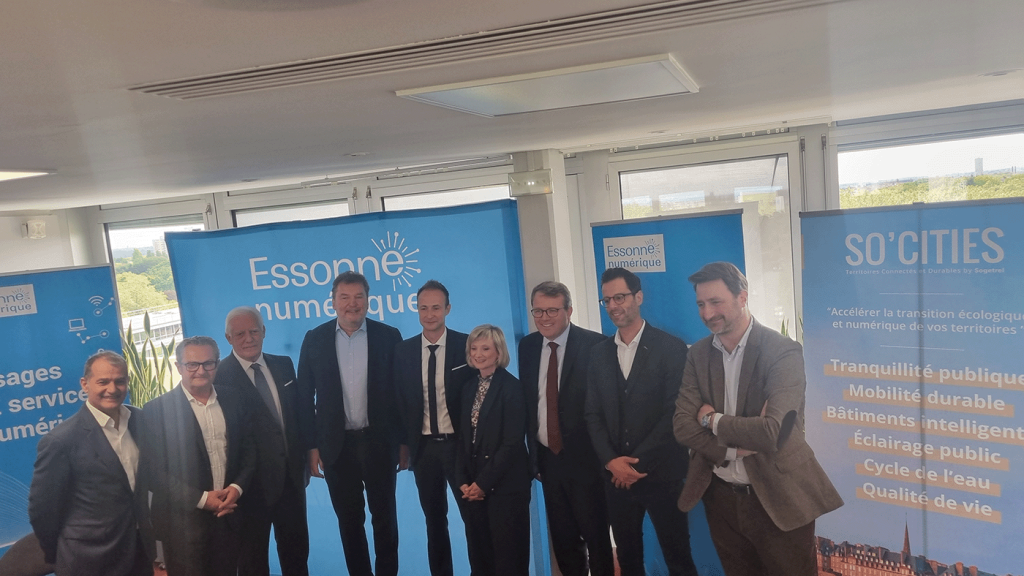 Alain Rizzi (Sogetrel), Denis Planat (Free Pro), Michel Bournat (Essonne numérique), Xavier Vignon  (Sogetrel), Bertrand Blaise(Sogetrel), Delphine Michel-Flandin (Sogetrel), François Durovray (Président de l’Essonne), Johann Lara (Sogetrel) et Jean-Marie Hubert (Sogestrel)