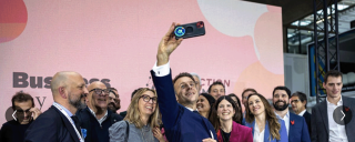 «&nbsp;Plug baby plug&nbsp;» : le Sommet de l’IA exhorte l’Europe à passer des annonces aux actes