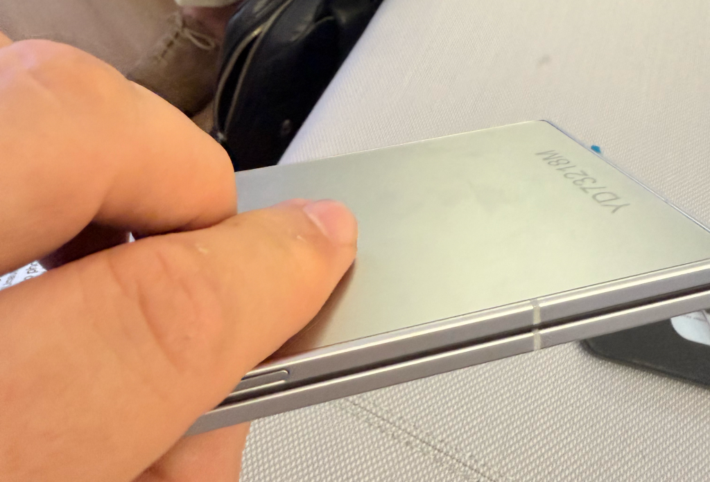 Mettez côte à côte le dernier porte-étendard d’Apple (Pro 16) et celui de Samsung (Z Fold7) : ils sont similaires, ou presque, en taille et en poids. Mais là où l’un se contente d’un unique écran, l’autre en propose trois — dont un de 8 pouces — et se déplie presque sans faux pli.