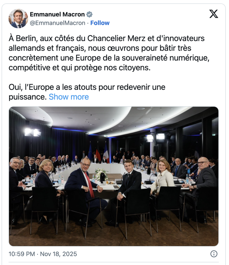Emmanuel Macron et le chancelier Friedrich Merz entourés d’industriels, d’investisseurs et de responsables publics français et allemands lors du Sommet sur la souveraineté numérique. La rencontre, tenue dans une salle circulaire surplombant la capitale allemande, a acté une feuille de route commune pour renforcer l’autonomie technologique européenne.