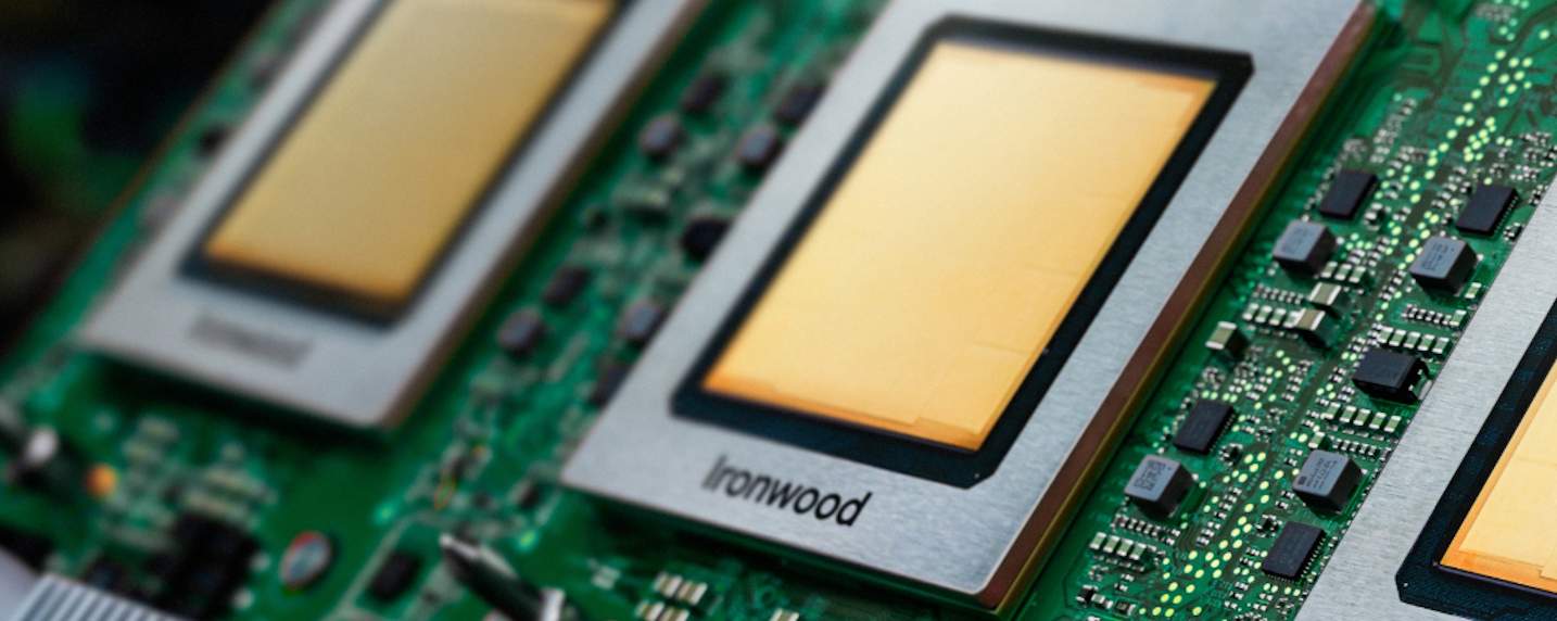 Google Cloud libère son puissant accélérateur IA, le TPU Ironwood, pour le rendre accessible à tous en masse.