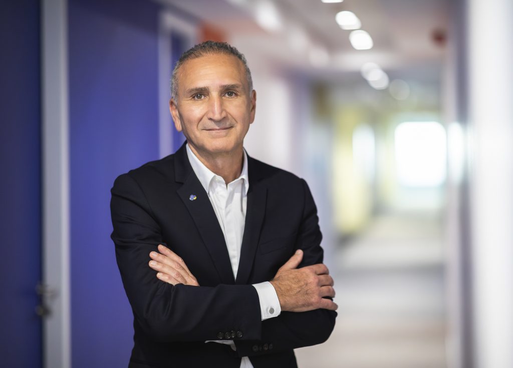 « Je suis arrivé il y a huit mois, raconte Éric Haddad, président de Numspot. Très vite, j’ai constaté qu’en restant cantonnés au seul IaaS souverain, on était dans un marché SecNumCloud assez “rouge”, très concurrentiel, avec une proposition qui n’adressait au fond qu’une partie limitée des usages. Il fallait ouvrir un océan plus bleu. »