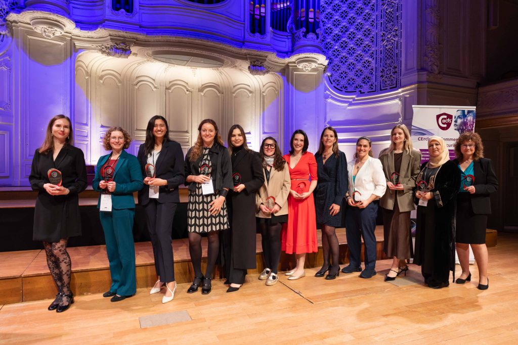 Le CEFCYS a remis à la Salle Gaveau les Trophées Mondiaux de la Femme Cyber 2025, distinguant 18 talents féminins de la cybersécurité pour répondre à un secteur où les femmes ne représentent encore que 17 % des effectifs.