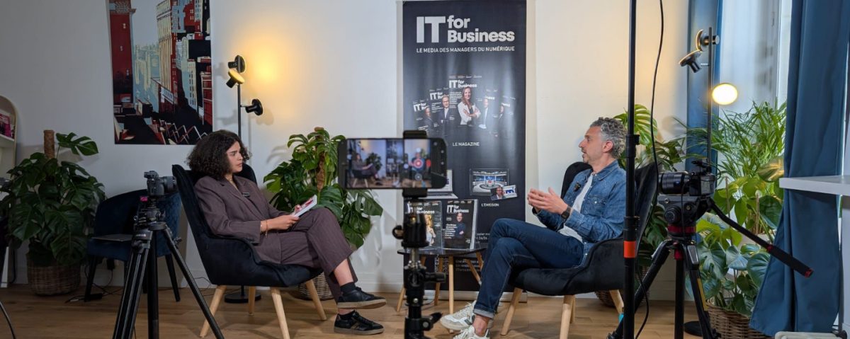 Mick Levy auteur d' IA mania en interview avec Jade Berre dans le lounge d'IT for Business