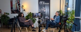 Avec&nbsp;iA&nbsp;MANiA,&nbsp;Mick Levy échappe&nbsp;au piège d’un énième livre sur l’IA&nbsp;