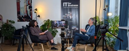 Mick Levy auteur d' IA mania en interview avec Jade Berre dans le lounge d'IT for Business