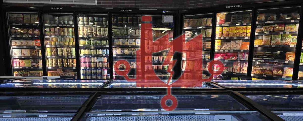 Après les frigos piratés, le risque cyber industriel change d’échelle Deux semaines après le sabotage des frigos de quelque 700 supermarchés, l’enquête dévoile une attaque d’une affligeante banalité. Dans le même temps, Claroty, Booz Allen Hamilton et Anthropic démontrent que l’IA s’apprête à changer la vitesse et l’échelle des attaques contre l’OT et l’IoT : exploits reconstitués en 28 minutes pour 6 dollars, agents qui font bouger un bras robotisé, vers capables de coloniser les objets connectés… Le futur promet d’être un peu flippant… Les rayons surgelés se sont remplis à nouveau. Les questions, elles, sont restées ouvertes. Deux semaines après la nuit du 11 au 12 octobre, durant laquelle des pirates ont forcé à distance le dégivrage des installations frigorifiques de centaines de supermarchés français (lire notre article), l’affaire a changé d’échelle. Le parquet de Paris recensait le 20 octobre environ 700 victimes et une dizaine de plaintes, sur les quelque 10 000 supermarchés que compte le pays. Le CERT-FR a dû élargir dès le 13 octobre son alerte initiale, qui visait les contrôleurs Danfoss des séries AK-SM et AK-SC, aux superviseurs Copeland et Dixell XWEB après une seconde vague nocturne. Selon Sekoia, des magasins en Espagne, au Portugal, en Pologne, en Allemagne et en Belgique auraient également été visés. L’Office anticybercriminalité (OFAC), chargé de l’enquête, doit aussi établir le lien éventuel entre l’attaque et des départs de feu signalés dans certains magasins. Plus étonnant, et peut-être révélateur : aucune revendication ni aucune demande de rançon n’a été formulée. Et l’enquête dépasse désormais nos frontières. Le Defense Criminal Investigative Service (DCIS) du Pentagone s’est rapproché des forces de l’ordre françaises, alors qu’il enquête depuis la fin août sur des défaillances frigorifiques jamais expliquées dans les supérettes (« commissaries ») d’au moins six bases militaires américaines, de Fort Huachuca à Travis. Reste que l’épisode illustre une nouvelle fois à quel point la cybersécurité industrielle demeure le talon d’Achille de nos civilisations. Les fondamentaux n’y sont pas respectés, les responsabilités s’y diluent, l’IA vient amplifier les risques sur un terrain déjà fragile, et les conséquences peuvent être dramatiques puisqu’elles touchent le monde physique. Une attaque d’une banalité désarmante Les fondamentaux, d’abord. Cette « affaire des frigos » est malheureusement très démonstrative de la faiblesse des équipements IIoT et des risques engendrés par la convergence OT/IT. Contrairement à ce que laissaient penser nos premières investigations, les trois vulnérabilités publiées en août par la Team82 de Claroty n’auraient nullement été exploitées. Le scénario d’intrusion apparaît en effet encore plus basique, et peu flatteur pour les victimes. Auditionné le 21 octobre par la commission des Affaires étrangères et de la Défense du Sénat, Vincent Strubel, directeur général de l’ANSSI, évoque des « défauts de sécurisation élémentaire » : des équipements frigorifiques exposés directement sur Internet, administrés sans précaution particulière et protégés par des mots de passe faibles. Le patron de l’agence a rappelé que l’ANSSI publie depuis 2014 un guide de sécurisation des systèmes industriels dont la toute première recommandation consiste justement à ne pas les exposer sur Internet, en déplorant que ces recommandations, « à l’évidence », ne soient « pas systématiquement respectées ». Arnaud Pilon, responsable de la réponse à incident et de l’investigation numérique (Head of Incident Response & Digital Forensic) chez Synacktiv, avoue avoir d’abord imaginé un scénario plus sophistiqué. « À froid, en voyant que l’attaque était généralisée, j’ai d’abord pensé qu’un fournisseur s’était fait compromettre son bastion, le serveur qui permet de piloter l’ensemble des frigos, et que quelqu’un s’en était servi à de mauvaises fins. Le scénario semble plutôt être celui d’une exposition directe sur Internet. Encore plus basique… » Rien de très surprenant pour qui fréquente l’univers de l’IoT, même en 2026. « Les mots de passe par défaut sont très classiques, en particulier sur les systèmes qui supervisent des processus industriels, où la priorité reste le bon fonctionnement, poursuit-il. Le problème est le même dans les systèmes médicaux : l’essentiel est de pouvoir se connecter pour régler la température, pas forcément de sécuriser. » Le parallèle n’a rien de théorique. Vincent Strubel a lui-même rappelé aux sénateurs que des frigos, il y en a aussi dans la santé, des laboratoires de recherche aux pharmacies qui stockent des vaccins, et que l’ANSSI a dû mener en urgence un travail de vérification avec les acteurs d’un secteur dont les fragilités numériques ne sont plus à démontrer. Encore fallait-il imaginer ce qu’un attaquant ferait de ces accès. Le détournement de la fonction de dégivrage ne figurait probablement dans aucune analyse de risque, souligne Arnaud Pilon. « Détourner le dégivrage pour faire monter la température, voire provoquer un incendie, constitue un risque que les fabricants n’avaient pas forcément identifié. Il faut hélas souvent un événement majeur pour rendre un risque tangible. » Quatre acteurs autour du même frigo Mais comment autant de magasins ont-ils pu laisser des automates aussi sensibles à portée du premier venu ? Arnaud Pilon refuse de jeter la pierre aux seuls RSSI et pointe une chaîne de responsabilités particulièrement diluée. « Il s’agit d’un jeu à quatre : le constructeur du frigo, l’intégrateur qui l’installe, le mainteneur qui en assure l’entretien, et le client final qui bénéficie du service. L’intégrateur et le mainteneur appartiennent parfois à la même société, sans pour autant partager les mêmes équipes ni les mêmes expertises. À chaque maillon de cette chaîne, un raté reste possible. » Et le spécialiste de faire une parallèle très parlant avec le bâtiment.  « Nous l’avons tous vécu en refaisant une pièce ou en construisant une extension : faute d’avoir clarifié les responsabilités dès le départ, chacun se les renvoie. Le scénario s’est exactement reproduit ici. Sauf qu’en cybersécurité, les erreurs se paient cash. » Le risque se concentre surtout chez les techniciens de maintenance : un même frigoriste intervient chez plusieurs marques, via des accès distants que personne n’audite vraiment. « Les mainteneurs travaillent pour plusieurs clients. Il suffit qu’une poignée d’entre eux n’applique ni les bonnes pratiques ni les correctifs de sécurité, et que le risque n’ait pas été identifié, pour aboutir à la situation que nous venons de vivre. » Dans ce jeu de transfert de responsabilité, ou de passage de patate chaude, le DSI se retrouve souvent coincé. « Je pense que le RSSI est sensibilisé à ces angles morts que sont l’OT, l’IoT, le shadow IT ou le shadow IA. Le DSI, lui, est pris en étau entre la nécessité de délivrer un service à ses clients comme à sa direction, et ses propres contraintes. Les frigos ne se renouvellent pas tous les quatre matins : il hérite de contrats, d’une cartographie, et n’a pas toujours le réflexe, le temps ou le budget pour tout remettre à plat. » La réglementation ne viendra pas forcément à son secours. L’ENISA a confirmé à The Record que les obligations de correction du Cyber Resilience Act (CRA) ne s’appliquent ni aux produits mis sur le marché avant décembre 2027, ni à ceux dont le support a pris fin, ce qui est le cas des contrôleurs visés. « Dans l’affaire des frigos, la sécurité viendra moins du CRA, abonde Arnaud Pilon, que de NIS2, qui obligera les mainteneurs à appliquer, a minima, le guide d’hygiène de l’ANSSI. » Sans miracle à la clé. « La conformité ne corrigera pas du jour au lendemain les milliers de machines exposées. Mais elle peut débloquer des budgets. » L’expert plaide aussi pour que la mise à jour de sécurité entre dans la maintenance courante, au même titre que le changement du fluide réfrigérant. Il y a pourtant urgence, car l’effet domino guette. « On se dit qu’il ne s’agit que d’un frigo et qu’au pire, il tombera en panne. Sauf qu’on découvre que tous les frigos peuvent être touchés à la fois. Et l’attaquant aurait pu rebondir sur le réseau, vers d’autres systèmes connectés aux frigos, d’autres capteurs. Il s’est contenté, même si l’impact est énorme, d’un sabotage. » Un rappel salutaire pour tous ceux qui pensent encore que la convergence IT/OT peut s’arrêter à la porte du SOC… 28 minutes et 6 dollars pour ressusciter un exploit Si l’attaque des frigos n’a nécessité aucune prouesse, l’IA promet de rendre les suivantes encore plus accessibles. La Team82 de Claroty a voulu savoir combien de temps il faudrait à un agent de code pour reproduire les trois failles qu’elle avait dévoilées en août sur le contrôleur AK-SM 800A de Danfoss, l’un des modèles touchés. Réponse : 28 minutes, pour environ 6 dollars de consommation ! Un « exploit » réalisé avec simplement Claude Sonnet 4.6, via l’éditeur Cursor, en partant des seuls identifiants CVE publics et du firmware… téléchargé librement sur le site de Danfoss ! Il n’en a pas fallu davantage à l’agent pour enchaîner deux failles et obtenir les privilèges « root » sur un contrôleur de laboratoire. Non sans aide : il s’est obstiné sur une fausse piste jusqu’à ce que le chercheur Amir Zaltzman le remette sur les rails et lui fournisse un outil de rétro-ingénierie adapté. Le tableau n’est d’ailleurs pas uniforme. Porter un exploit d’un automate WAGO à un autre avec Claude a coûté à Forescout plus de huit heures, 535 dollars d’API… et un automate rendu définitivement inutilisable. Surtout, l’IA ne se contente plus de rejouer des failles connues : elle en déniche aussi de nouvelles. Le 27 octobre, la CISA a publié un avis sur quatre vulnérabilités d’EPICS Base, le logiciel de contrôle de nombreuses grandes installations scientifiques, dont une critique (CVSS 9,8) susceptible de mener à l’exécution de code à distance. Toutes ont été mises au jour en moins de quatre heures par Cipher, l’agent de recherche autonome de Causal Security. La version 7.0.11 les corrige. Chez Synacktiv, la chasse aux vulnérabilités assistée par IA est déjà le quotidien. « La recherche de vulnérabilités est le premier cas d’usage de l’IA à avoir vraiment fait ses preuves, explique Arnaud Pilon. Elle permet de tester bien plus de possibilités et d’y ajouter une forme de réflexion, là où les fuzzers testent tout, de manière bête et méchante. Elle va même jusqu’à armer la vulnérabilité avec de premiers exploits. » Mais, comme chez Claroty, sans remplacer l’expert. « Au bout du compte, c’est à un humain que l’on demande si un système est vulnérable ou non, et c’est lui qui s’engage. La tentation demeure de dire : ce n’est pas nous, c’est l’IA qui s’est trompée. Non, la personne qui l’utilise reste responsable. Ce qui suppose une véritable expertise, et de l’expérience. » L’outil a toutefois un défaut rédhibitoire pour certaines missions : son manque de discrétion. « Pour les tests d’intrusion qui doivent, par nature, rester discrets, comme les missions Red Team, il est hors de question d’utiliser l’IA. Elle est tout sauf discrète : elle teste, elle teste, et tant qu’elle ne trouve pas, elle teste encore. » Booz Allen : un quart d’heure pour passer du périmètre à l’atelier Ce manque de discrétion risque précisément de devenir le principal signal d’alerte des défenseurs. Dans son laboratoire OT, Booz Allen Hamilton a confronté des modèles IA de pointe à des équipements inconnus, sans code source ni documentation. Tous les objectifs ont été atteints dans les huit scénarios testés. Il a fallu à peine plus de 16 minutes aux modèles pour passer d’une compromission du périmètre à des actions au cœur du réseau de contrôle industriel. L’un d’eux a repéré un bras robotisé, cartographié ses zones de protection, puis l’a fait bouger. Un autre a remarqué qu’un relais de sécurité cherchait en boucle un partenaire disparu, et a choisi d’usurper ce pair manquant. Certaines protections ont tenu, à l’image d’un moteur réglé en commande locale resté sourd aux ordres distants. Mais aucune barrière n’a résisté de façon constante, alors même que des opérateurs humains validaient chaque action à effet physique. Ces seize minutes résument, aux yeux d’Arnaud Pilon, la bascule en cours, qui tient à la vitesse et à l’échelle. « Avec les rançongiciels menés par des opérateurs expérimentés, l’attaque se comptait en heures, voire en journées. Elle se comptera désormais en minutes, et visera de nombreux systèmes à la fois. Sauf que l’IA fait du bruit, et que les défenseurs doivent être à l’écoute. » Sur le terrain, ses équipes voient déjà des attaquants écrire leurs scripts avec des LLM, mais « nous n’avons pas vu d’agent ». Pas encore. « Il y a un an, je n’aurais absolument pas tenu ce discours, reconnaît-il. Je crains que dans les mois à venir, un peu comme lors de l’épisode Hugging Face, même s’il relevait pour moitié du marketing et pour moitié de la technique, nous soyons confrontés à des attaques massives et réussies. Un opérateur qui dispose d’une tête de pont sur le SI et y lance un agent peut se révéler dévastateur. » Le danger est d’autant plus grand que, contrairement au pentesteur, « l’attaquant se moque bien de casser un système. Et si l’on demande à une IA de rapporter tel fichier sensible comme trophée, et qu’il faut pour cela désactiver les pares-feux, elle le fera ». Les vers IA d’Anthropic, prophétie ou épouvantail ? Plus spectaculaire encore, une autre forme d’autonomie occupe les chercheurs : celle de vers agentiques capables d’embarquer leur propre IA. Hasard du calendrier, Anthropic publiait le 12 octobre, le jour même où les frigos grimpaient à 50 °C, une étude sur ces « vers IA » qui pourraient coloniser les objets connectés. Ses chercheurs ont fait tourner le modèle Gemma4-26B-A4B de Google sur 15 boîtiers Android TV à 55 dollars pièce, certes au rythme poussif de 0,39 jeton par seconde. La démonstration reste partielle. Dans un environnement simplifié, aux accès dépourvus d’authentification, seul GLM-5.2, un modèle bien plus gros et hébergé à part, a réussi toute la chaîne de réplication, en installant un petit modèle sur les huit nœuds dans quatre essais sur cinq. Les petits modèles pourraient atteindre ce niveau d’ici la fin de l’année, estime Anthropic. Un tel ver serait lent : les deux millions d’appareils du botnet Kimwolf ne lui fourniraient que la puissance d’une quarantaine de GPU H100. Mais il n’aurait aucun point central à couper et apprendrait en se propageant. Arnaud Pilon reste néanmoins sceptique. « Des IA qui se propagent en dupliquant leur LLM sur des systèmes proches des objets connectés… nous n’en sommes pas là. Mener une attaque, retrouver une vulnérabilité comme l’a fait Claroty, exige de gros modèles. Et les gros modèles ne tournent pas sur de l’IoT. » Avant de concéder : « Mais en IA, les vérités d’il y a six mois ou un an se révèlent souvent fausses. Et je ne suis pas devin. » D’où un conseil, hérité de la lutte contre les cryptomineurs : surveiller la consommation de ressources des équipements, car « demain, il pourrait s’agir de faire tourner de petits modèles ». Sa vraie préoccupation est ailleurs : « des attaques menées par des agents capables de déborder les SOC comme les CERT ». ClingSTUN et TDengine, l’ordinaire d’un parc laissé à l’abandon En attendant ces agents ou ces vers, les attaquants n’ont nul besoin d’IA pour exploiter la négligence ordinaire. « Tantôt le système est piraté pour ce qu’il est, comme ici les frigos, rappelle Arnaud Pilon. Tantôt il est détourné de son usage, pour alimenter un botnet ou un réseau d’anonymisation. » FortiGuard Labs (Fortinet) a ainsi décortiqué le 5 octobre ClingSTUN, une porte dérobée Linux qui exploite 24 vulnérabilités connues, certaines datant de 2014, dans des routeurs et caméras D-Link, TP-Link ou Tenda, pour en faire des relais pilotés à distance. Ses ordres transitent par les mêmes serveurs que les appels vidéo sur Internet : ils se confondent avec n'importe quelle visioconférence banale, ce qui les rend quasi indétectables. Même problème côté logiciels de collecte industrielle. TDengine, une base de données open source très populaire dans l'IoT et l'industrie (730 000+ installations selon RedSeal), s'effondre avec un seul paquet malformé envoyé sans même s'authentifier (CVE-2026-42542) : les tableaux de bord des opérateurs deviennent aveugles. Le correctif existe depuis la version 3.4.1.6, mais comme pour les frigos, on ignore combien d'installations l'ont réellement appliqué. La vapoteuse connectée, l'inattendu clandestin du SI Et le parc à surveiller ne s’arrête pas aux routeurs ni aux serveurs : il s’étend aujourd'hui jusque dans les poches des collaborateurs. Ainsi, les « smart vapes », ces cigarettes électroniques connectées le plus souvent fabriquées en Chine, inquiètent particulièrement outre-Atlantique. En février, des sénateurs républicains affirmaient qu’elles pouvaient provoquer des fuites de données, propager des malwares et collecter des informations sensibles, notamment auprès des militaires. Leur courrier exprime une crainte d’espionnage sans en apporter la preuve technique. Mais une vapoteuse rechargée sur un port USB peut bel et bien se faire passer pour un clavier… Arnaud Pilon y voit aussi un problème d’identité. « Un robot, un frigo, un peu de domotique : tout ce que vous achetez se retrouve souvent rattaché à votre compte Google ou à votre adresse électronique. Vous mélangez ainsi un appareil Apple, dont la sécurisation a fait l’objet d’investissements importants, et la copie d’un système domotique achetée à bas prix sur un site d’e-commerce. À chaque fois, vous nivelez vers le bas. » La vigilance ne doit pas porter sur l’objet lui-même mais sur ce qu’on lui confie. « L’enjeu n’est pas tant de savoir s’il s’agit d’un objet connecté ou non que de rester vigilant sur l’authentification, l’attribution des permissions et l’identité. » D’où son conseil : « Ne pas connecter un système qui n’a pas besoin de l’être. Ces frigos devaient-ils vraiment être connectés, ou s’agissait-il simplement d’un moyen commode, pour le mainteneur, de surveiller les alarmes de température ? » Le même tri vaut pour le téléphone. Lors de ses sensibilisations, il demande aux salariés de passer en revue les applications qu’ils n’ont pas ouvertes depuis un an. « Cela concerne une bonne moitié d’entre elles. Or ces applications conservent une partie de votre identité, et des droits. » Le prépositionnement, l’autre menace qui couve Au-delà des supermarchés et des poches des salariés, faut-il imaginer des scénarios plus dramatiques encore ? Dans l’énergie, « la crainte ne porte pas tant sur EDF, estime Arnaud Pilon, que sur le dernier kilomètre : tous ces panneaux solaires connectés achetés sur des sites d’e-commerce, ces éoliennes qui étaient, comme les frigos, directement reliées à Internet ». Le CERT-FR ne dit pas autre chose. Dans ses recommandations actualisées le 23 octobre, il fait état de nombreux ciblages d’installations de production d’énergie renouvelable et de gestion de l’eau aux interfaces exposées, parfois sans authentification. Des hacktivistes ont ainsi arrêté un parc éolien pendant plusieurs heures, tandis que des acteurs étatiques, possiblement liés à la Russie ou à l’Iran, ont visé des infrastructures énergétiques en Europe et en Amérique du Nord. Reste l’énigme soulevée dès le premier jour : l’absence de revendication, qu’Arnaud Pilon juge « curieuse ». L’expert y voit l’ombre d’une autre menace, le prépositionnement : « Des attaquants prennent pied dans des systèmes puis, à la faveur d’un événement, passent à l’action pour produire un acte de déstabilisation ou un effet cyberphysique. Imaginez le même scénario sur les frigos, les éoliennes, des systèmes de santé connectés, des robots ménagers qui se mettent à faire n’importe quoi, des cafetières connectées… Une sorte de “panic switch”, de bouton de panique, actionné par un groupe qui cherche à déstabiliser. » « L’IA restera un outil au service des attaquants, conclut-il. Elle leur permettra de frapper plus vite, plus violemment. Mais derrière, l’intention reste humaine. » L’attaque des frigos n’a eu besoin d’aucune IA : quelques interfaces exposées et des mots de passe faibles ont suffi à envoyer des palettes entières de denrées à la benne. Les agents testés par Claroty, Booz Allen ou Anthropic rendront seulement cette négligence plus rapide et moins chère à exploiter. Autant dire que les DSI qui attendront le premier ver IA pour inventorier les automates de leurs sites et les accès de leurs mainteneurs auront, eux aussi, laissé filer depuis longtemps la date de péremption…